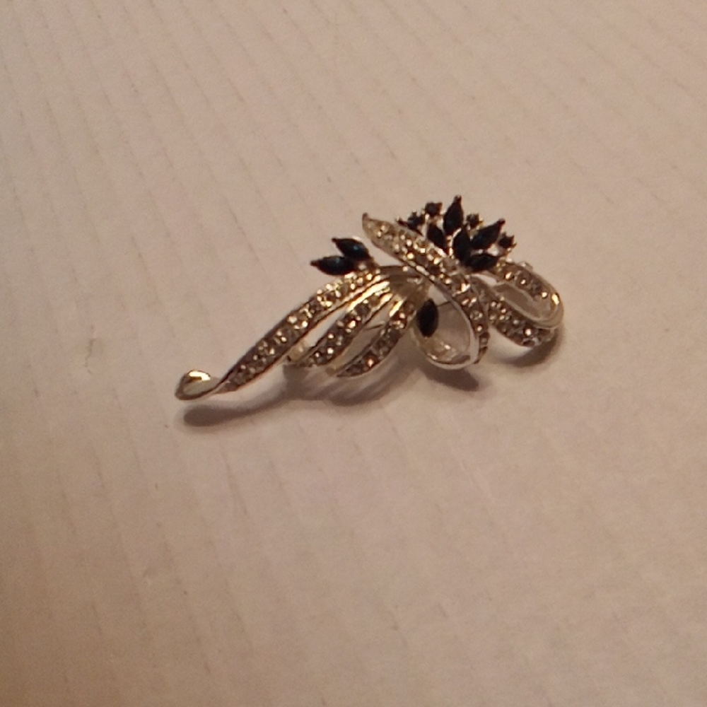 Elegant  and Black Floral Brooch 2IN FANTASY